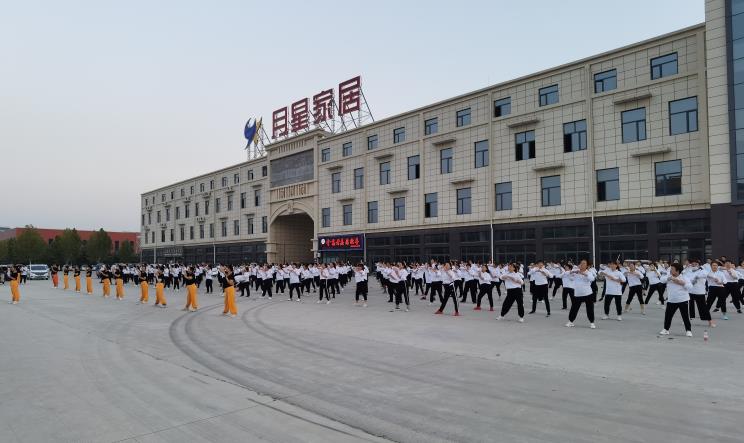 乐鱼体育在线（中国）官方登录入口曹县运营中心为弘扬全民健身运动，竟组建了一支“400人舞团”